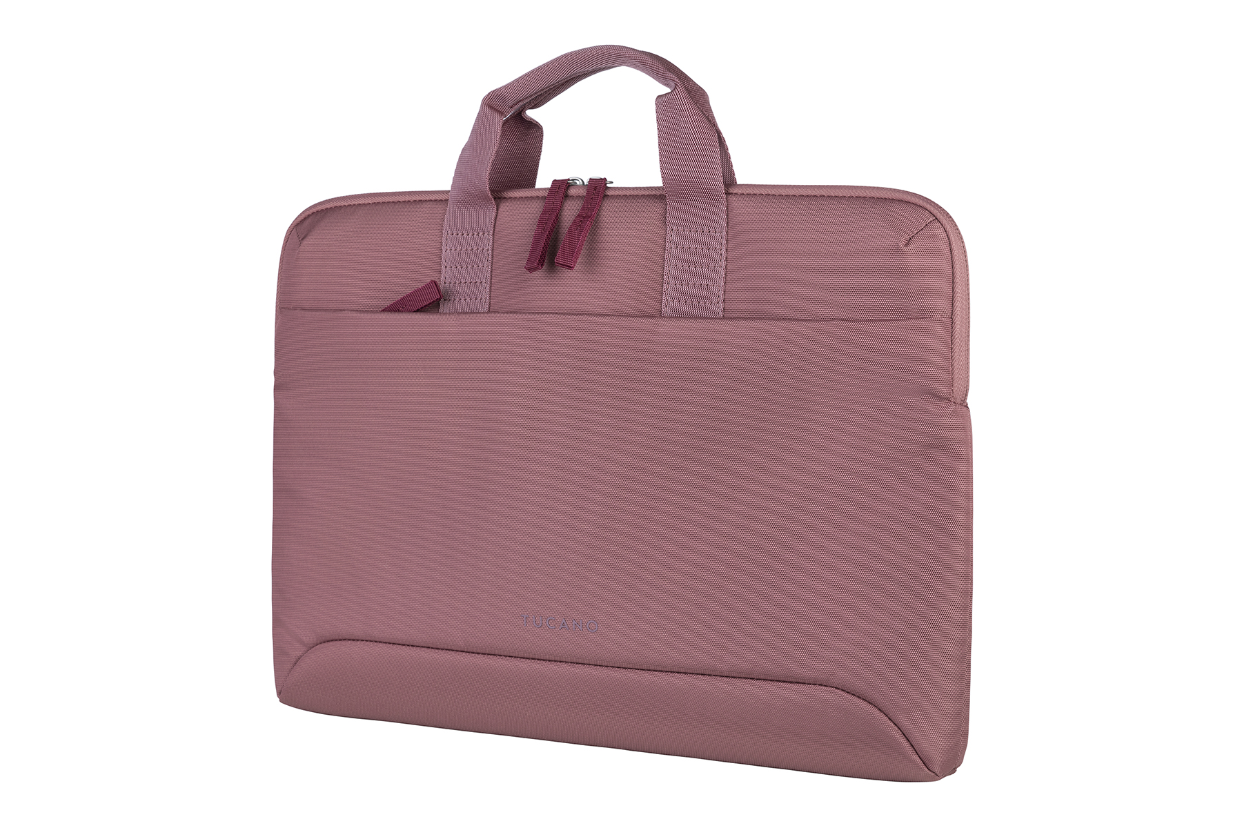 Beyaz bir zeminde, bir sapı ve fermuarları olan pembe bir dizüstü bilgisayar çantası.