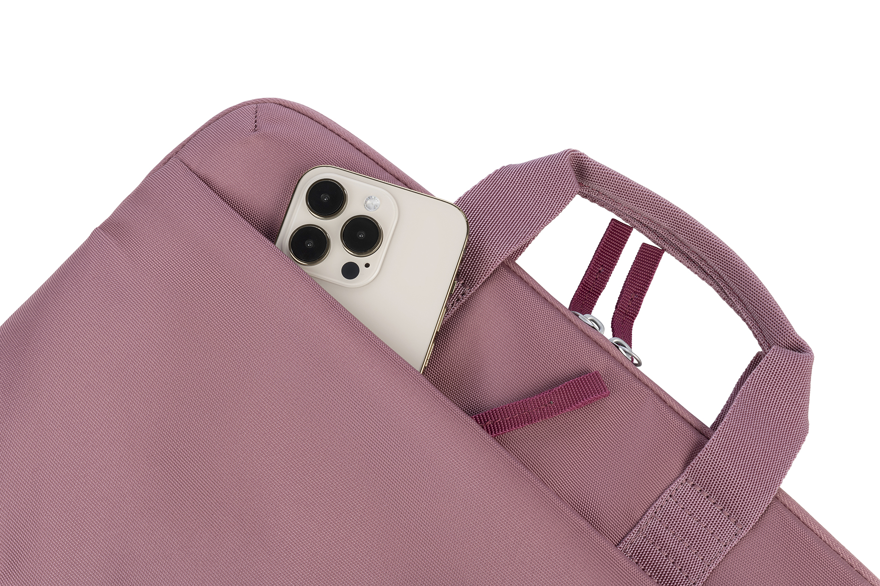 Kısmen içinde bir telefon bulunan pembe bir dizüstü bilgisayar kılıfı. Sap görünür.
