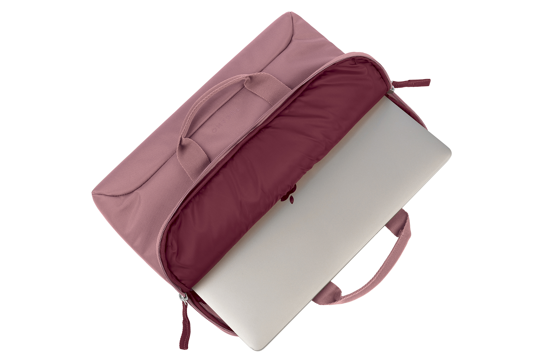 Pembe bir laptop çantası, açık, içinde gümüş bir laptop, beyaz bir arka plan üzerinde.