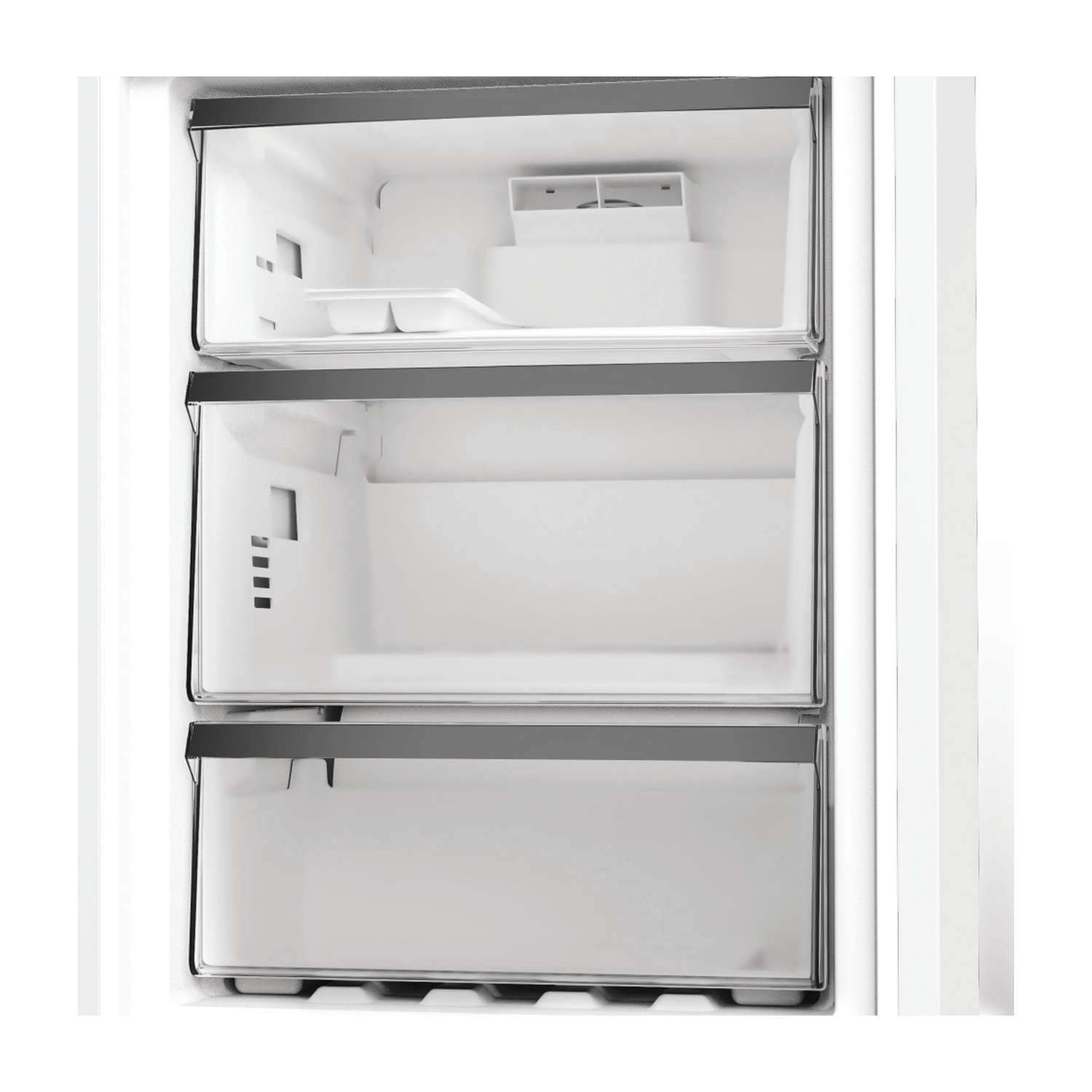 Interno frigorifero bianco con tre cassetti aperti.