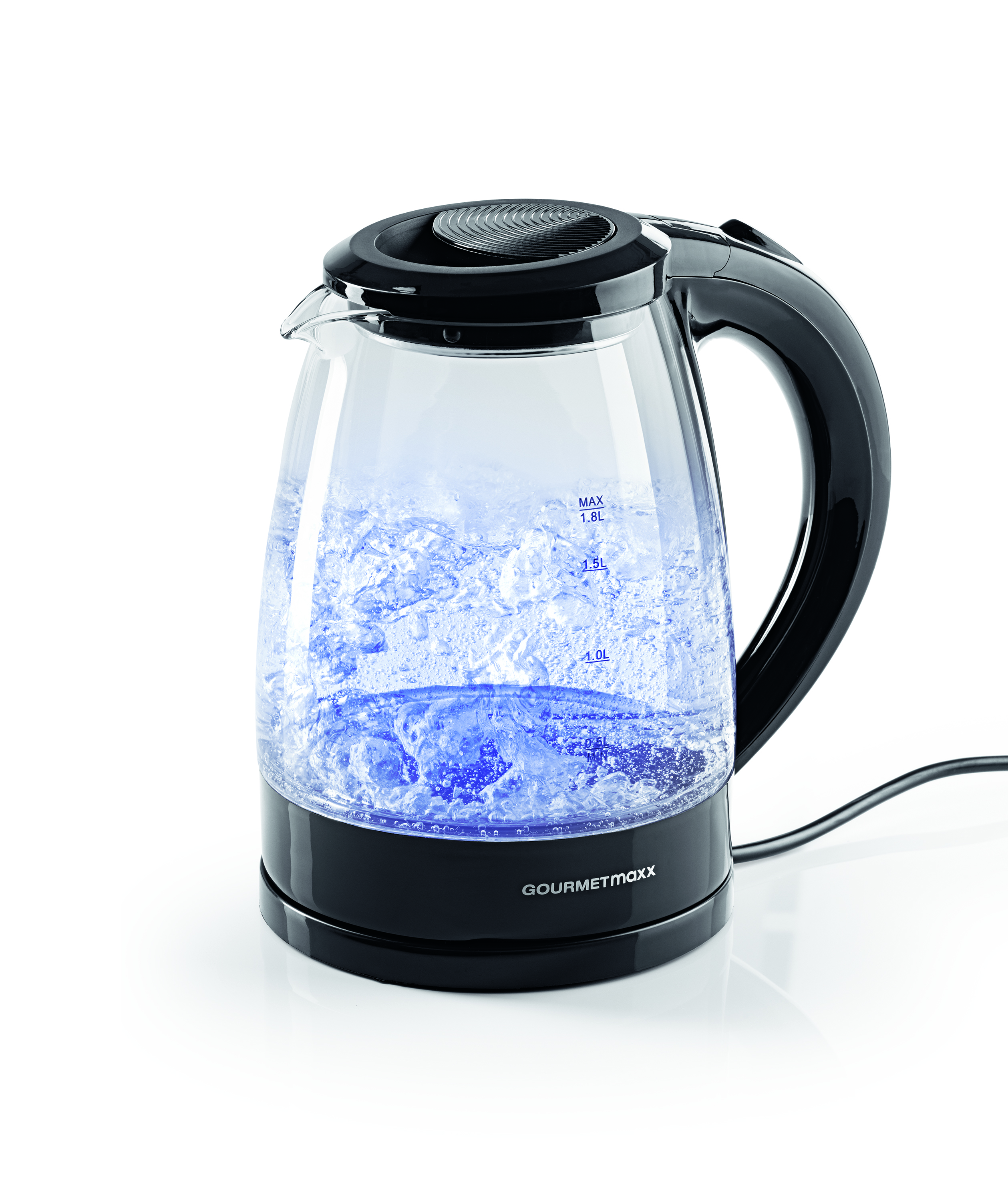 Ein elektrischer Glaskessel mit kochendem Wasser. Schwarzer Sockel und Griff. Die Marke ist Gourmetmaxx.