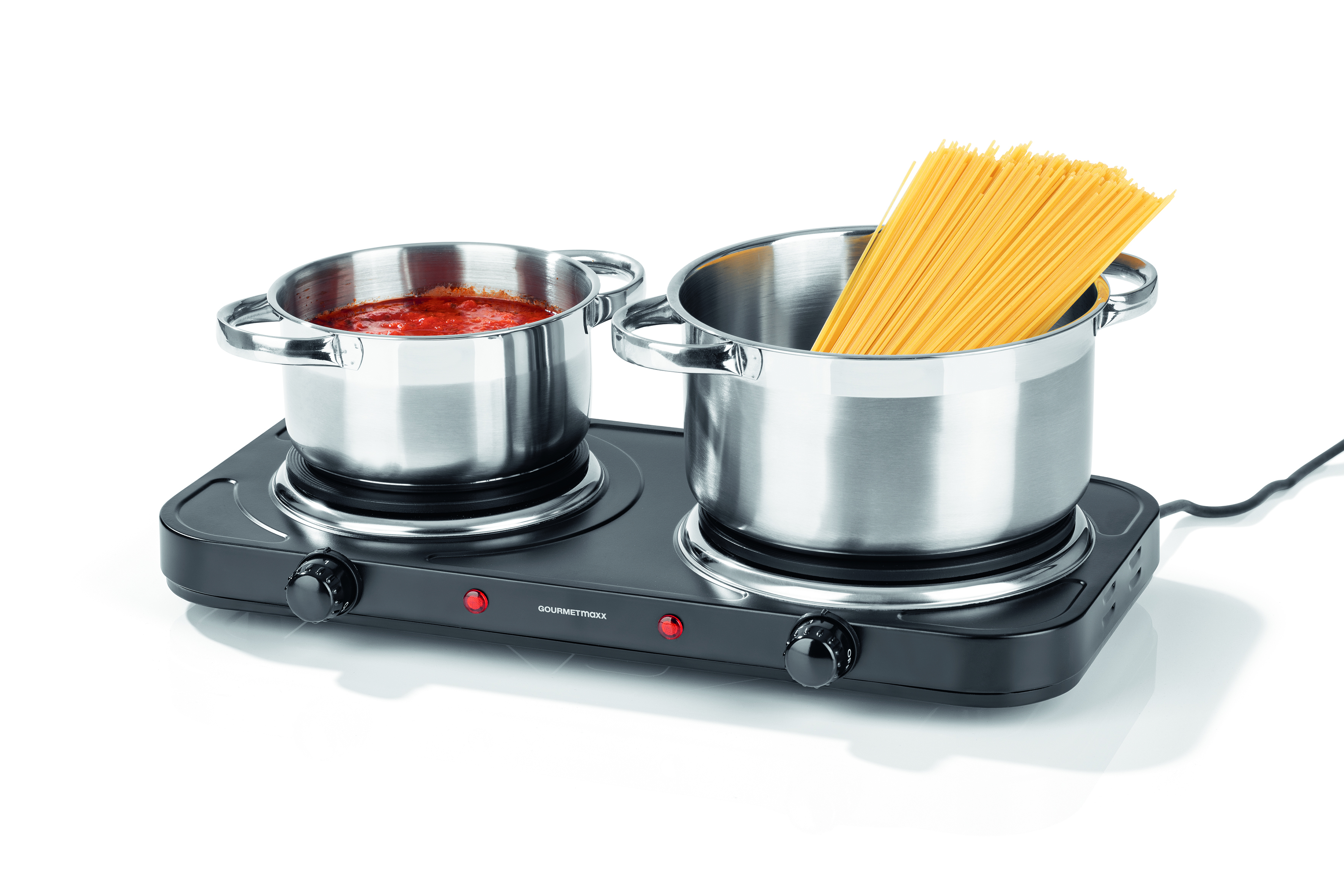 Zwei Töpfe auf einer schwarzen Kochplatte. Ein Topf enthält rote Soße, der andere Spaghetti. Weißer Hintergrund.