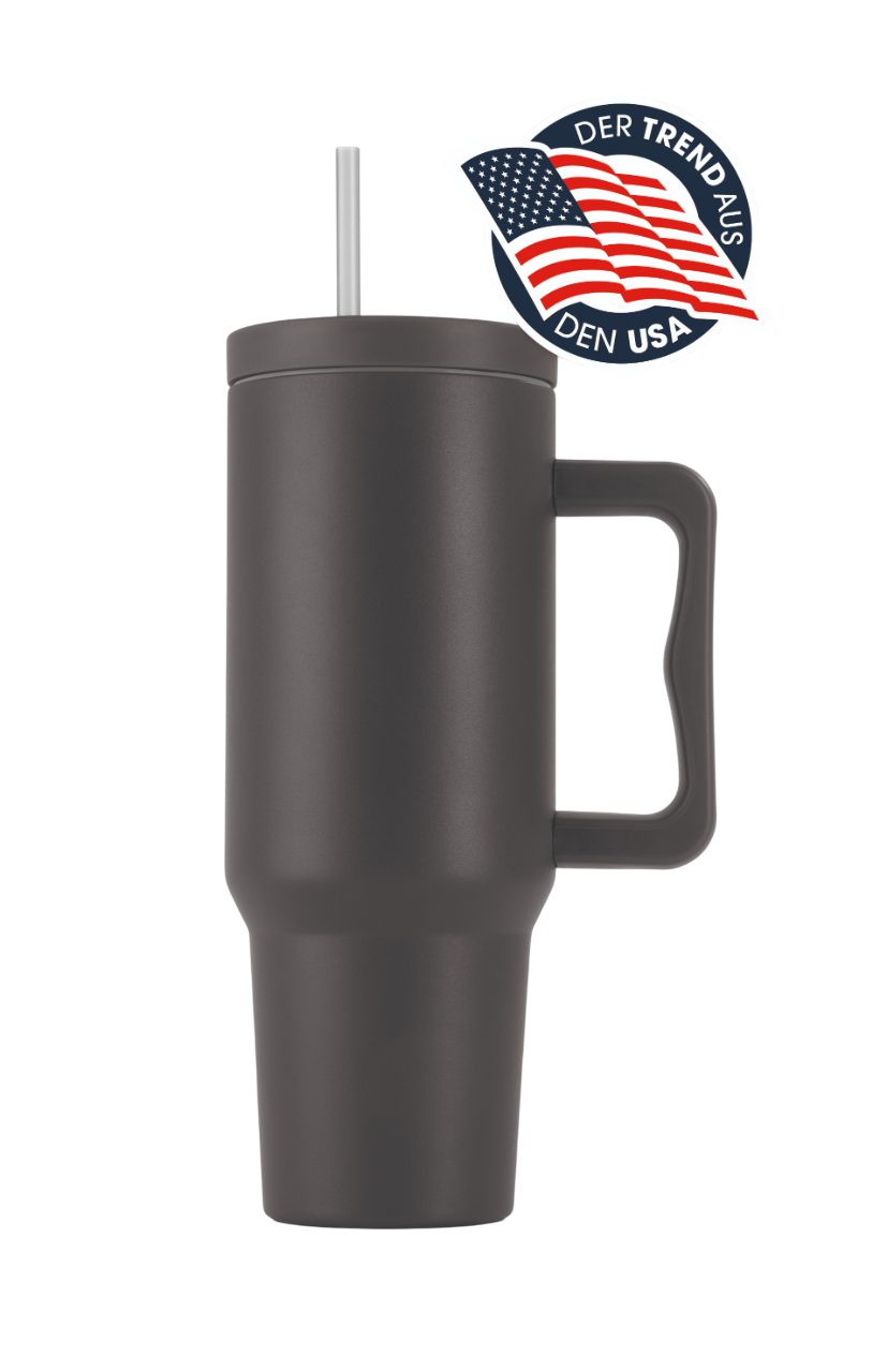 Schwarzer Becher mit Griff und Strohhalm. Ein Logo mit amerikanischer Flagge befindet sich oben.