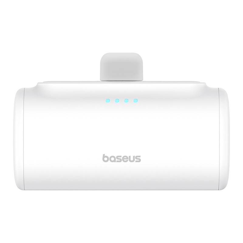Fehér power bank töltőporttal és négy kis fénnyel fehér háttéren.
