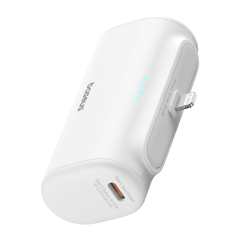 Fehér power bank töltőporttal, négy kék jelzőfénnyel.