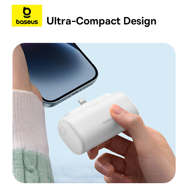 Fehér power bank telefonhoz csatlakoztatva. Baseus logó, telefon Lightning porttal. Kék háttér.