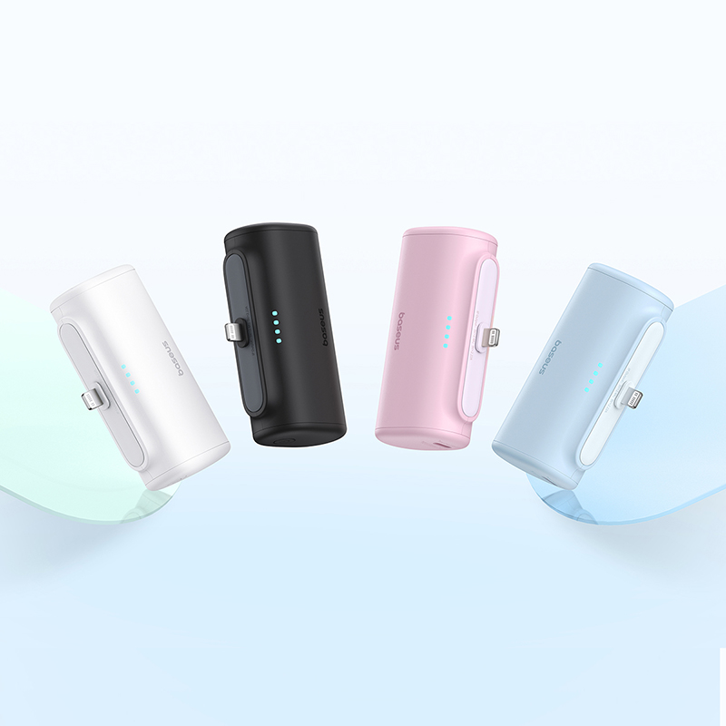 Négy hengeres power bank fehér, fekete, rózsaszín és kék színben.