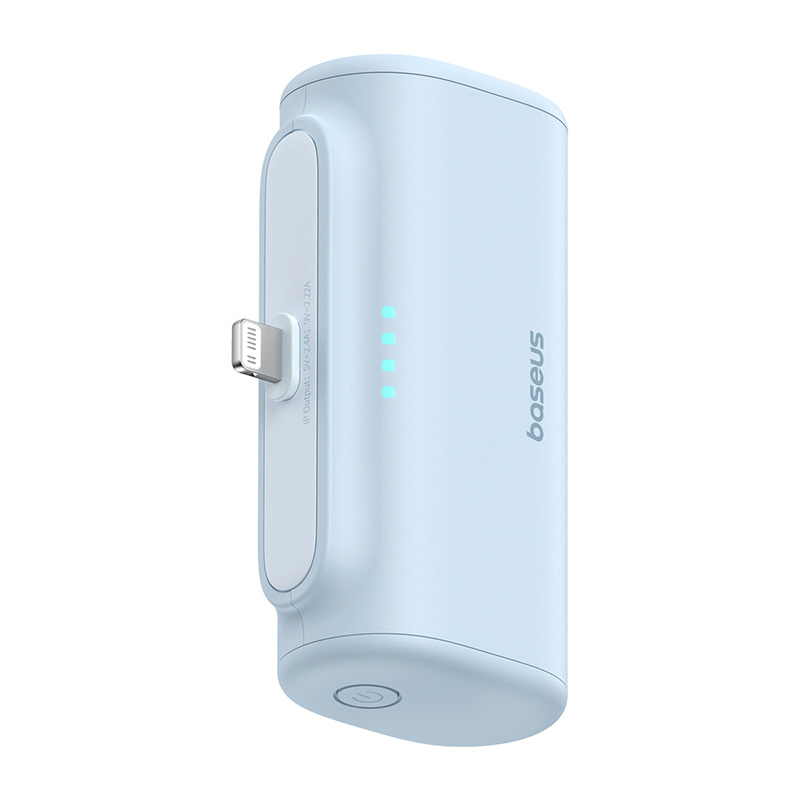 Világoskék Baseus power bank Lightning porttal és LED-jelzőkkel fehér háttér előtt.