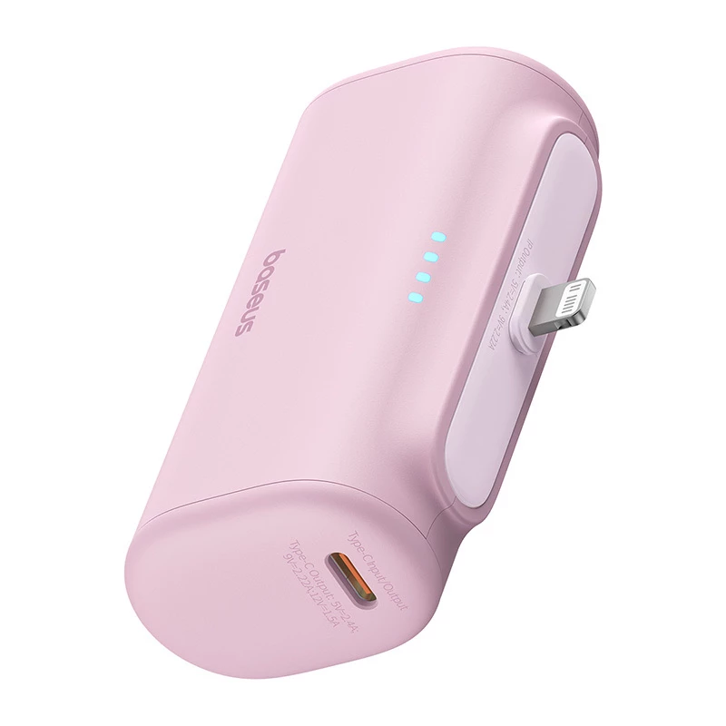 Rózsaszín power bank USB-C és Lightning csatlakozóval. Négy kék lámpa jelzi az akkumulátor töltöttségi szintjét.