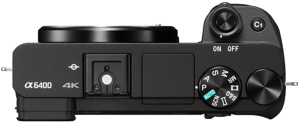 Fotocamera nera con diverse ghiere di controllo.