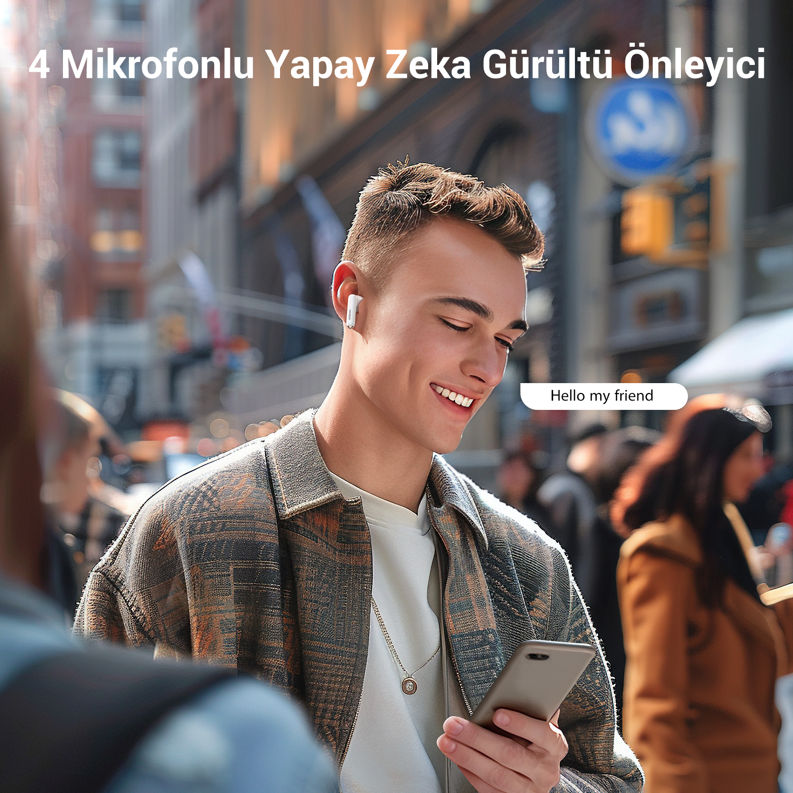 Kulaklıklı bir adam gülümsüyor ve telefonuna bakıyor. Şehir manzarası.