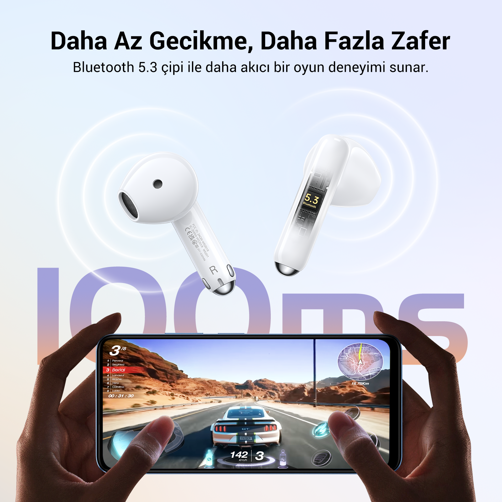 Beyaz kulaklıklar ve yarış oyunu gösteren bir telefon, Daha Az Gecikme, Daha Fazla Zafer yazısıyla.