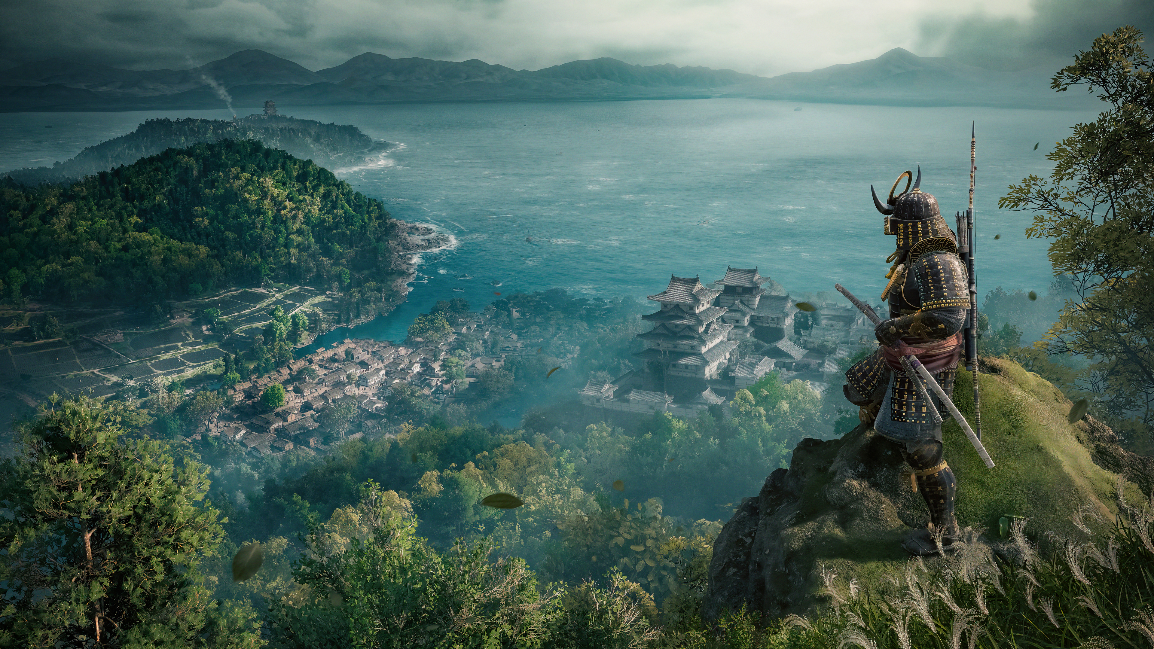 Samurai in Rüstung auf einer Klippe mit Blick auf eine Bucht mit Bergen und Gebäuden.