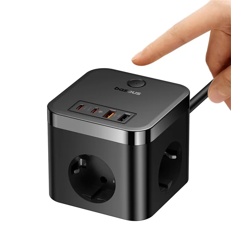 Fekete power cube konnektorokkal és USB portokkal. Egy kéz érinti a bekapcsológombot.