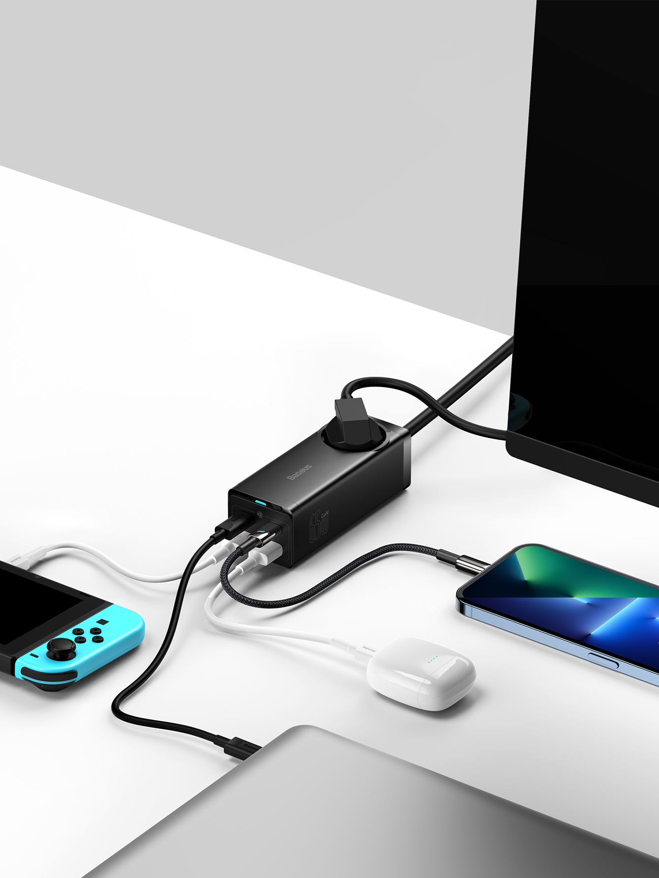 Fekete hálózati adapter több USB porttal. Csatlakoztatott eszközök: telefon, Switch, laptop és fejhallgató.