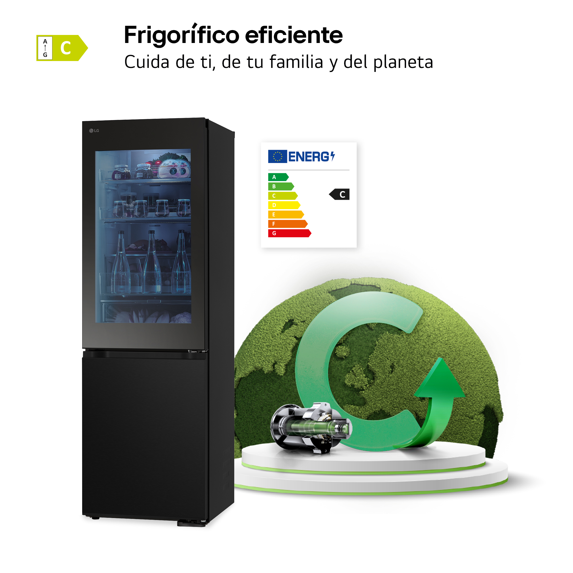 Refrigerador negro con puerta de vidrio. Adentro hay bebidas. Una etiqueta energética y tierra verde con flecha en el fondo.