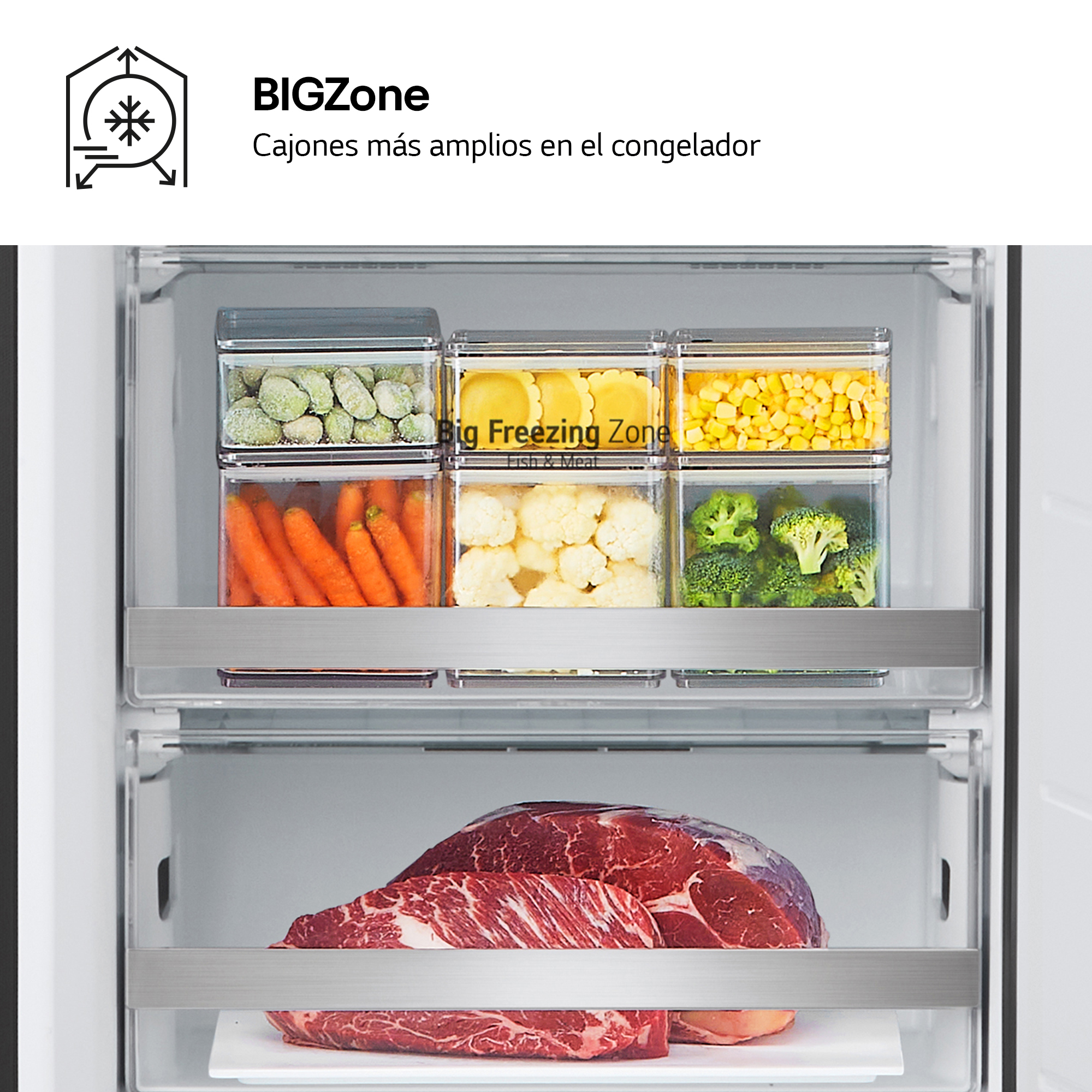 Interior de una nevera con comida en recipientes transparentes. Zanahorias, maíz y brócoli son visibles.