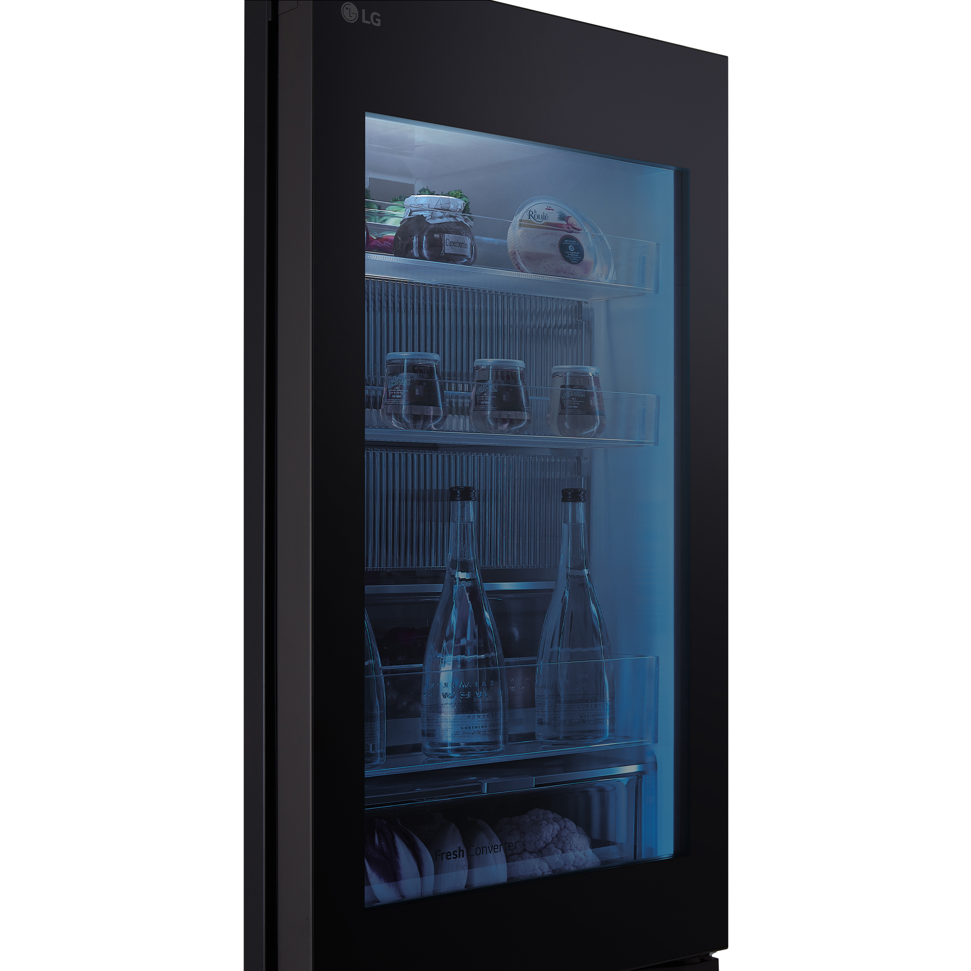 Refrigerador LG negro con puerta de vidrio. En el interior, estantes con frascos, botellas y comida. La luz azul ilumina.