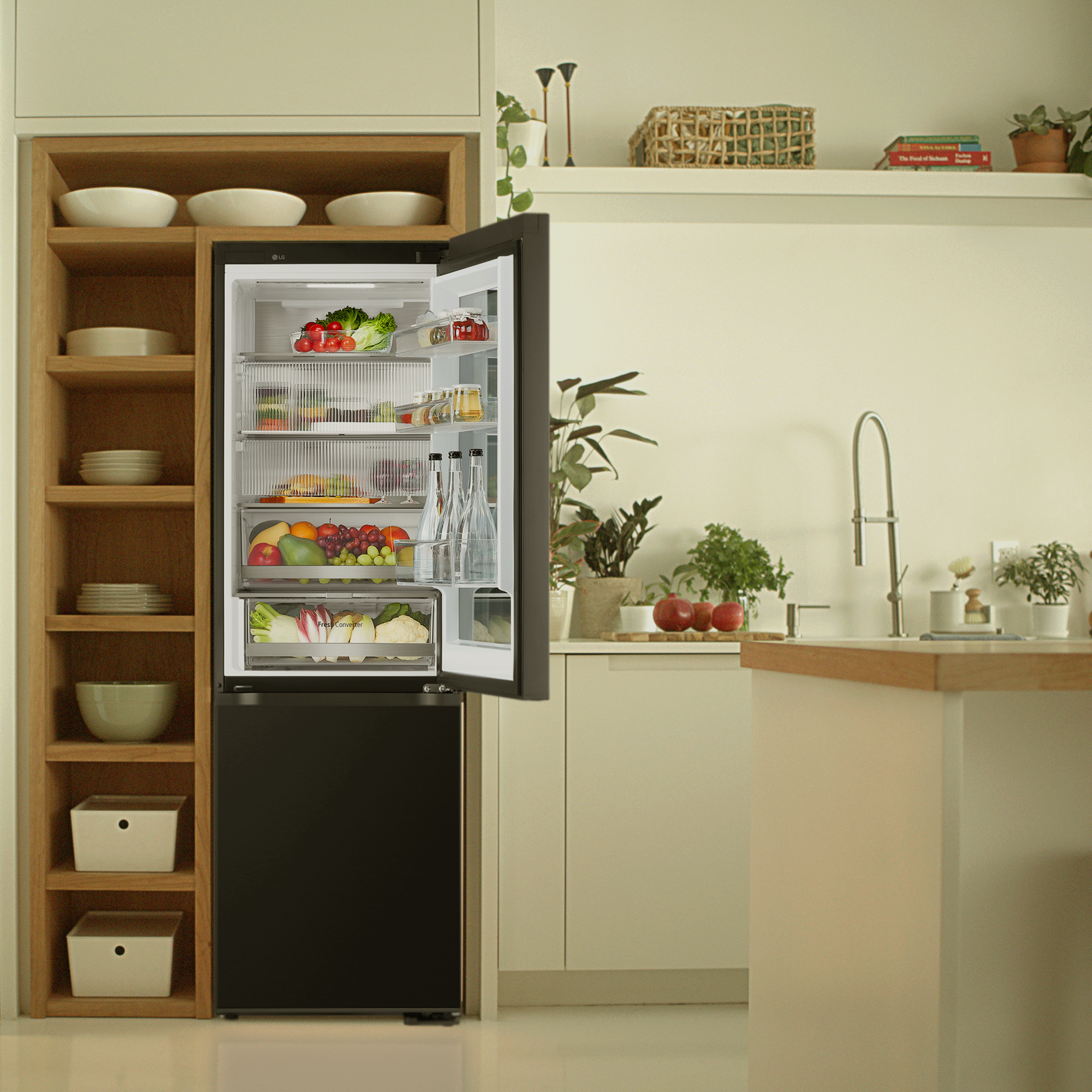 Un refrigerador negro con la puerta abierta, que revela alimentos en el interior, en un entorno de cocina.