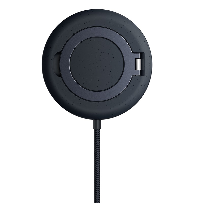 Fekete, kör alakú vezeték nélküli töltő sötétszürke gyűrűvel és USB-C kábellel, fehér háttér.