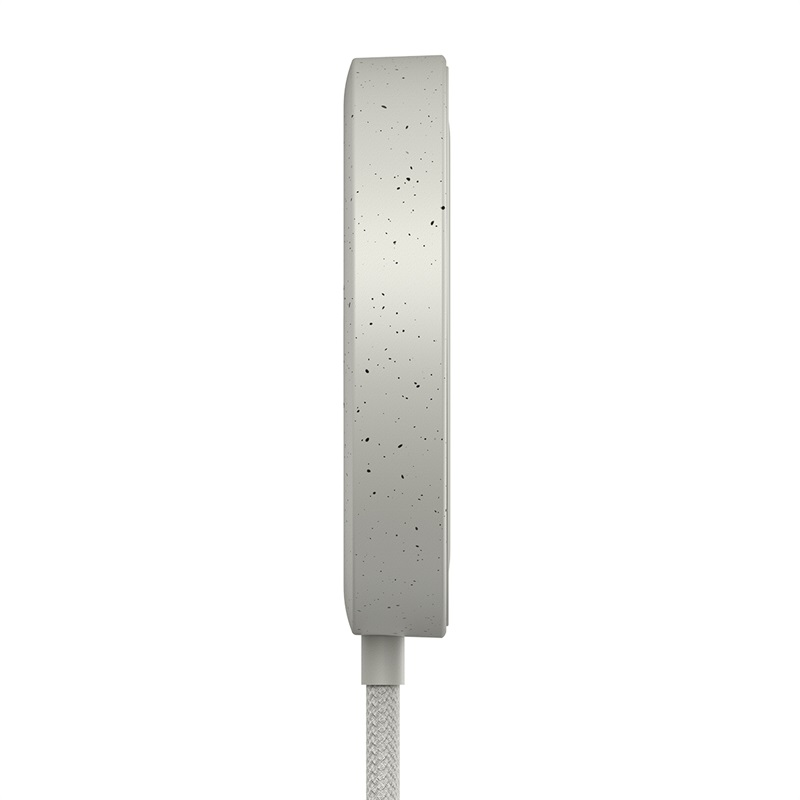 Egy pettyes fehér hálózati adapter oldalsó nézete.