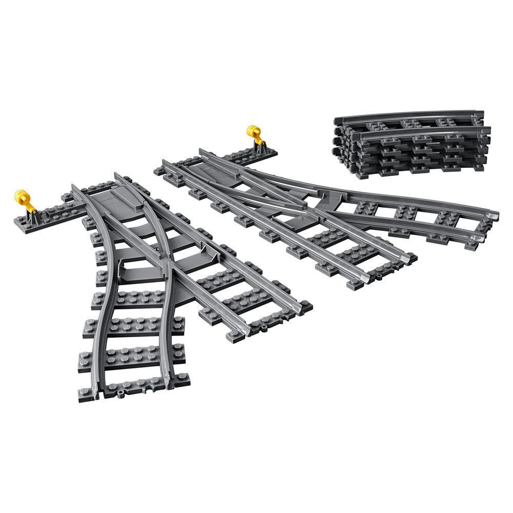 Graue Lego-Zugstrecken mit gelben Signalen, auf weißem Hintergrund.