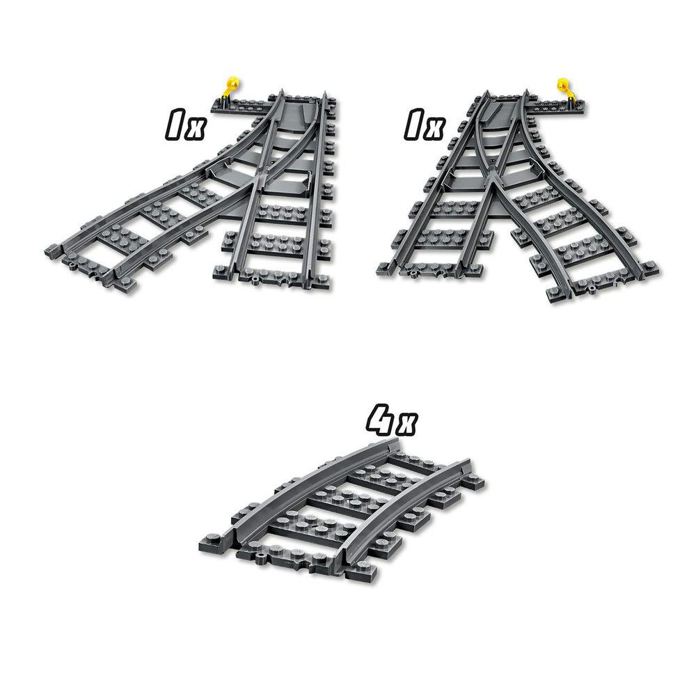 Lego-Eisenbahn-Set, einschließlich Weiche und gebogene Schienen, auf weißem Hintergrund.