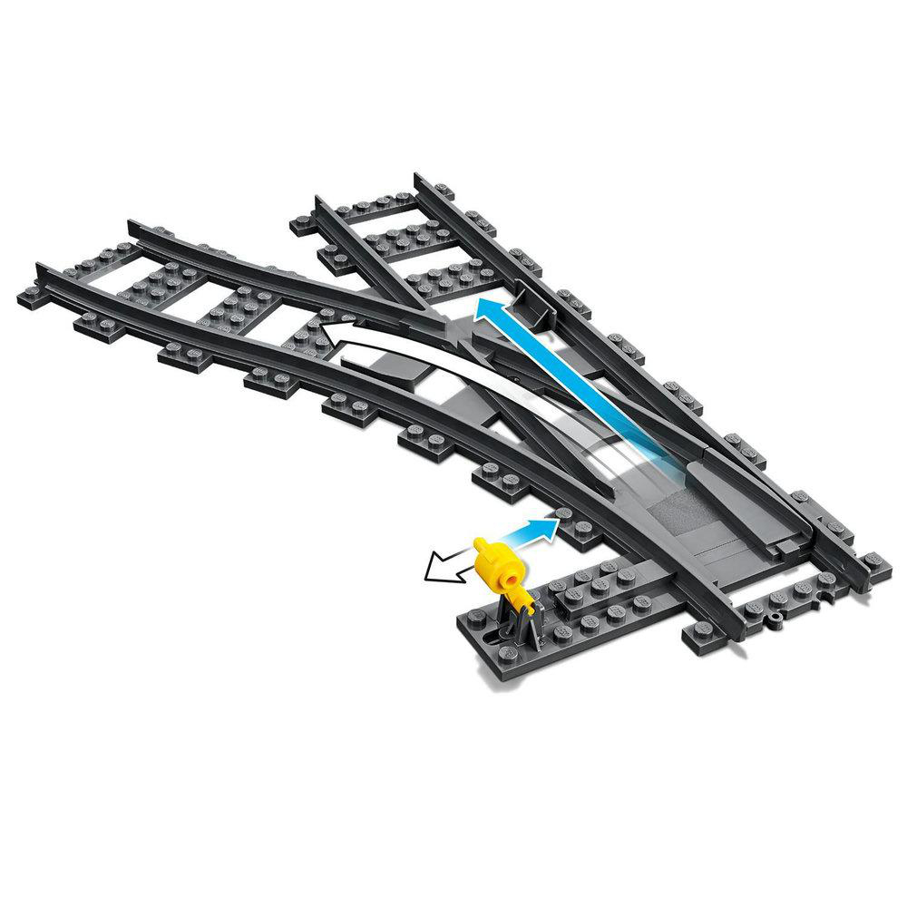 Graue Lego-Zugstrecke mit Weiche und gelbem Steuerhebel. Die Strecke liegt auf weißem Untergrund.
