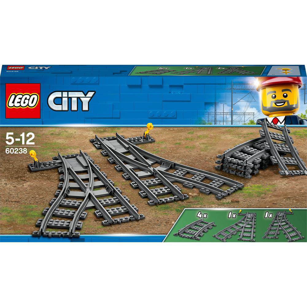 Lego City-Eisenbahnstrecken-Set, einschließlich verschiedener gebogener und gerader Schienenteile und einer Lego-Figur.