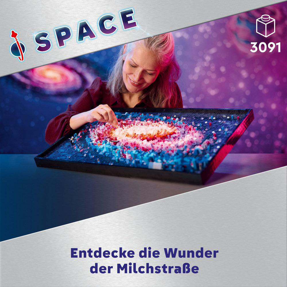 Frau, die ein Lego-Mosaik einer Galaxie zusammensetzt. Auf der Box steht 'SPACE' und 'Entdecke die Wunder der Milchstraße'.