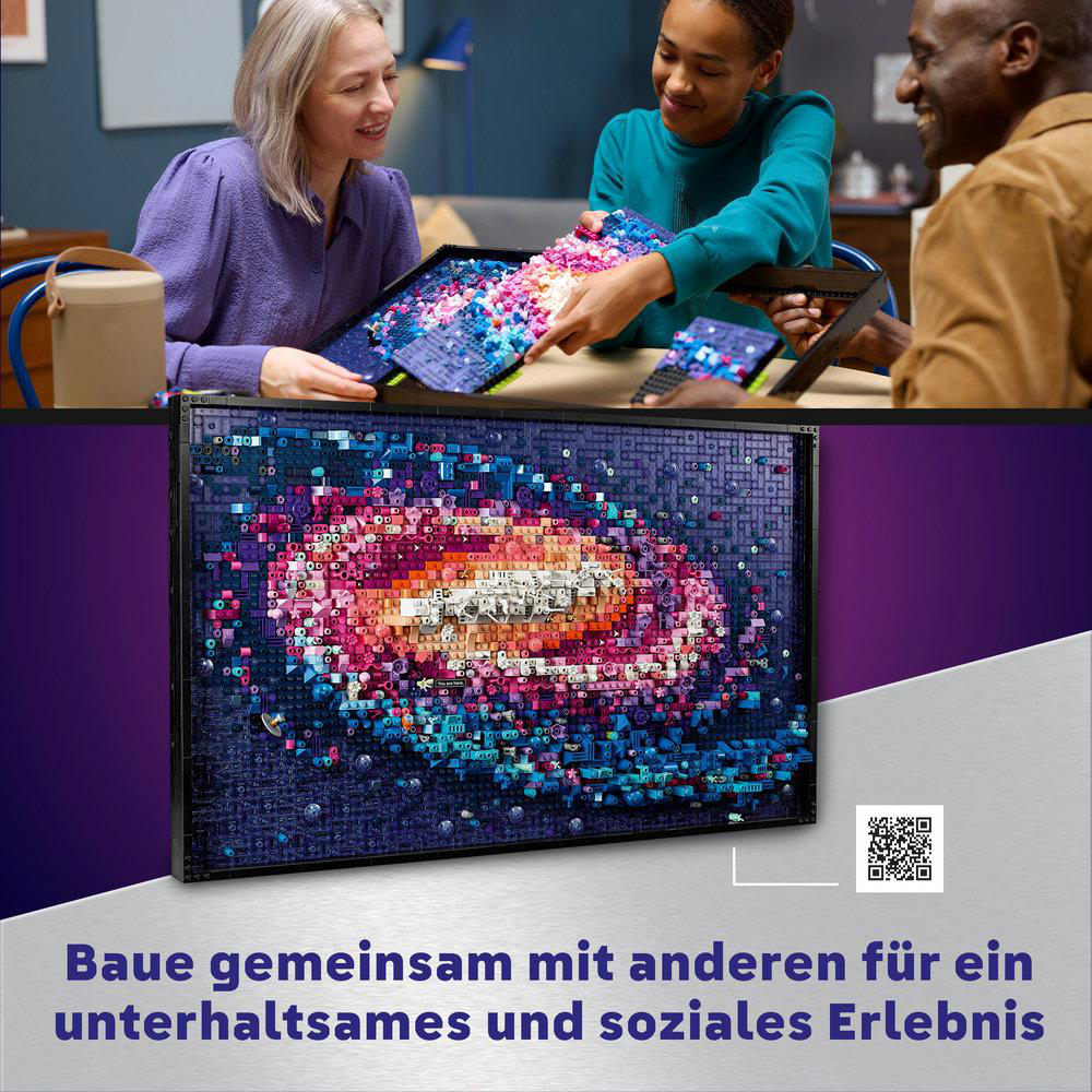 Drei Personen bauen ein farbenfrohes Galaxie-Kunstwerk zusammen. Ein fertiges Stück ist unten, mit einem QR-Code.