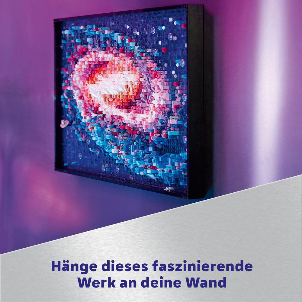 Ein Wandkunstwerk mit farbenfrohem, pixelartigem Galaxiedesign, gerahmt an einer lila Wand.