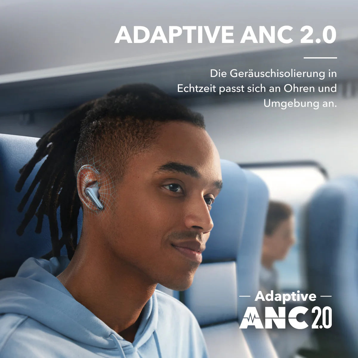Mann mit silbernen Ohrhörern, mit Text: Adaptive ANC 2.0. Die Ohrhörer sind in seinen Ohren.