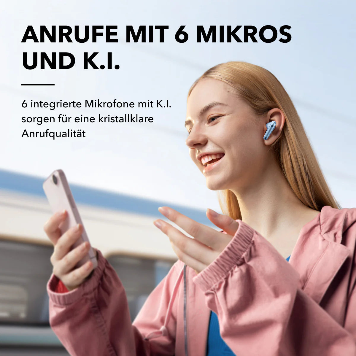 Frau mit Ohrhörern und Smartphone lächelt. Text: 'ANRUFE MIT 6 MIKROS UND K.I.' Hintergrund ist unscharf.