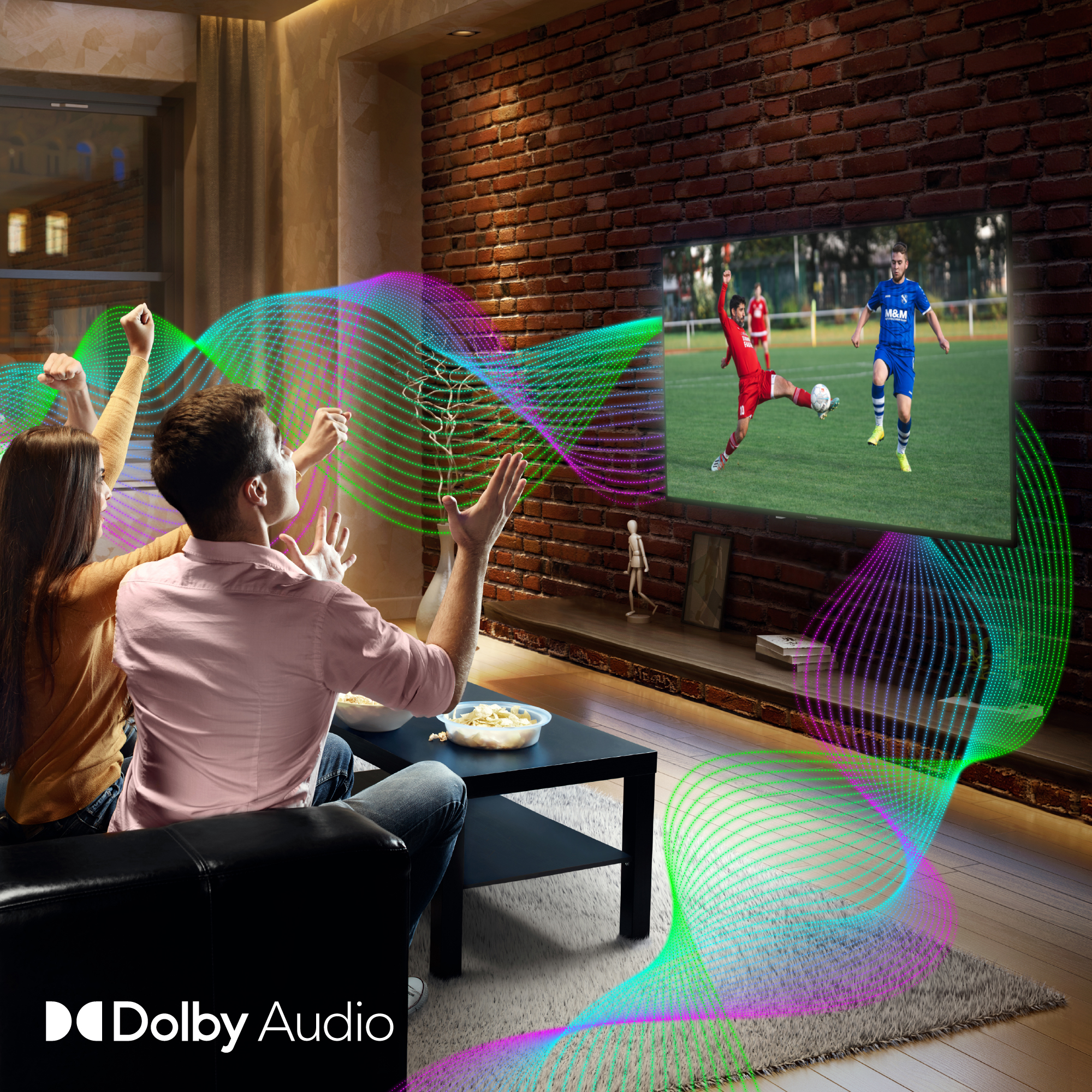 İnsanlar bir futbol maçını TV'de izliyor, oturma odasında renkli ses dalgası görselleştirmeleriyle.