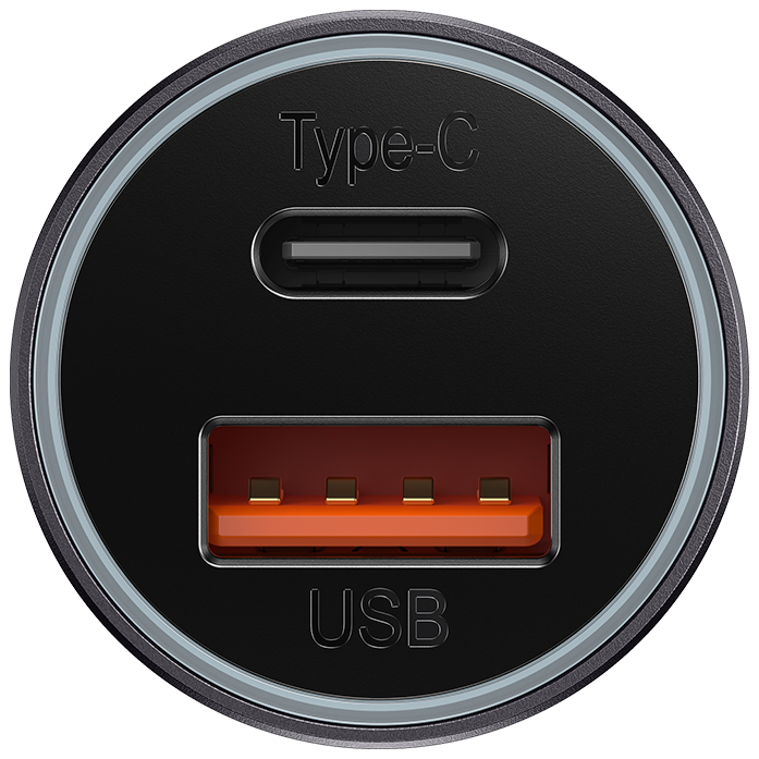 Egy fekete autós töltő közeli képe. Van rajta egy Type-C port és egy USB port.