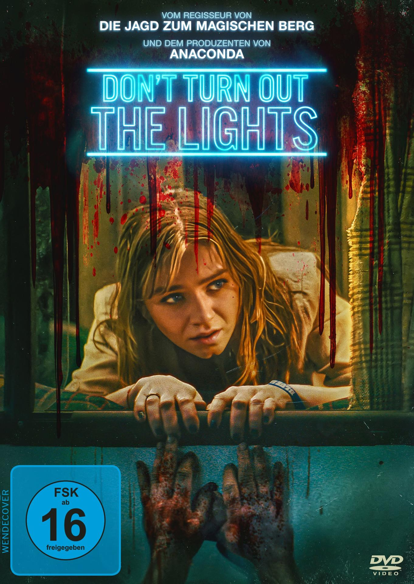 DVD-Cover: Don't Turn Out The Lights. Frau schaut ängstlich, Hände an der Scheibe.