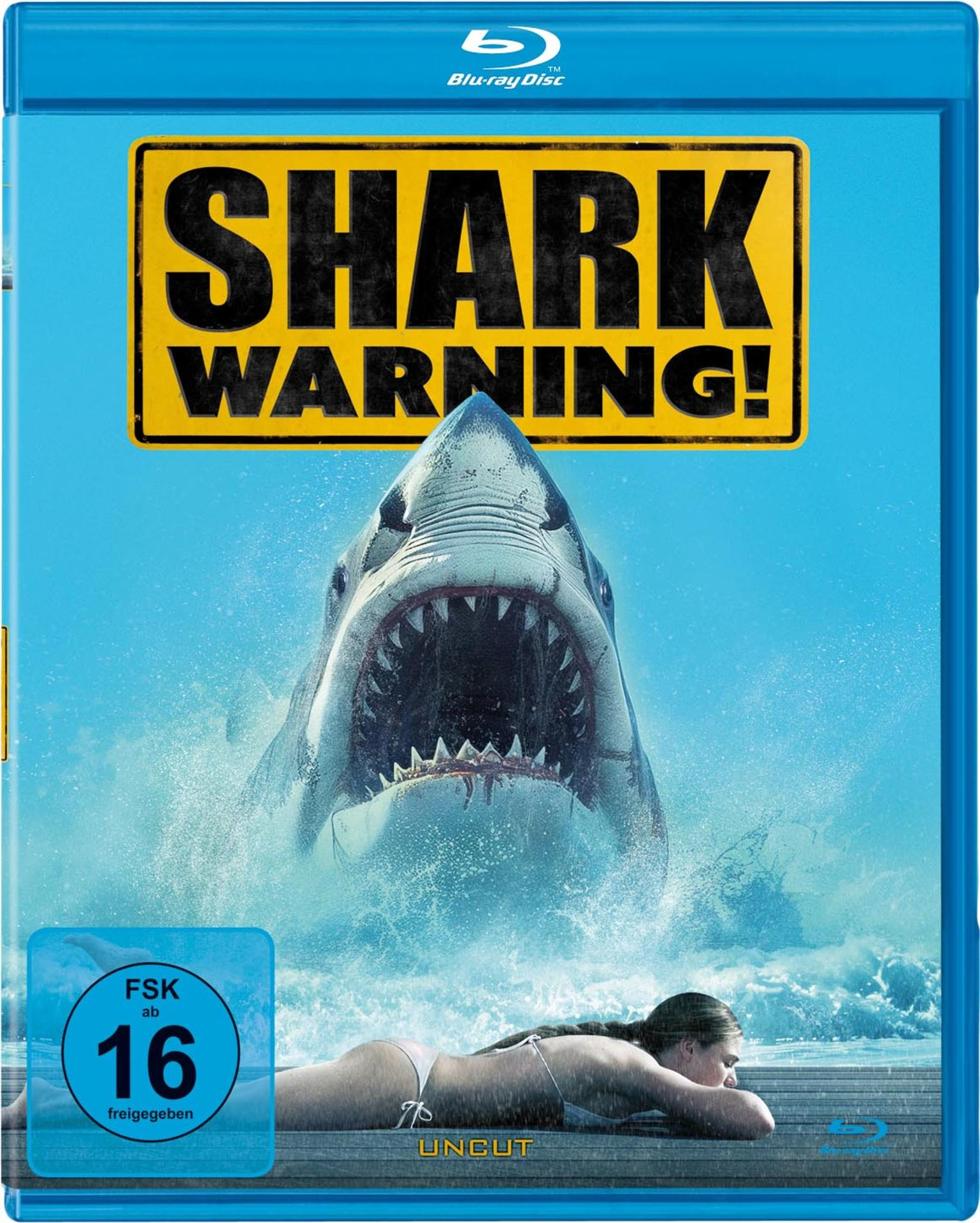 Blu-ray-Cover: Hai aus dem Wasser, Frau auf Holz, Schild 'SHARK WARNING!'