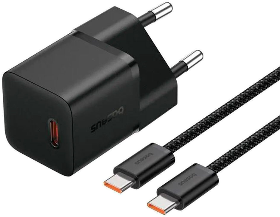 Fekete töltő USB-C portokkal és két fekete USB-C kábellel. Elszigetelve.