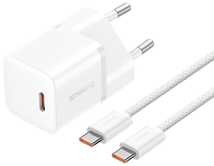 Fehér töltő USB-C porttal és fehér kábel USB-C csatlakozókkal.