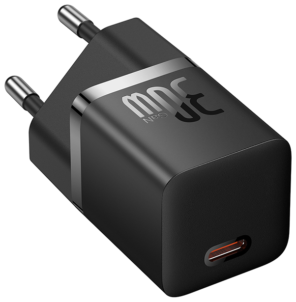 Fekete 30W-os töltő USB-C porttal és dugókkal.