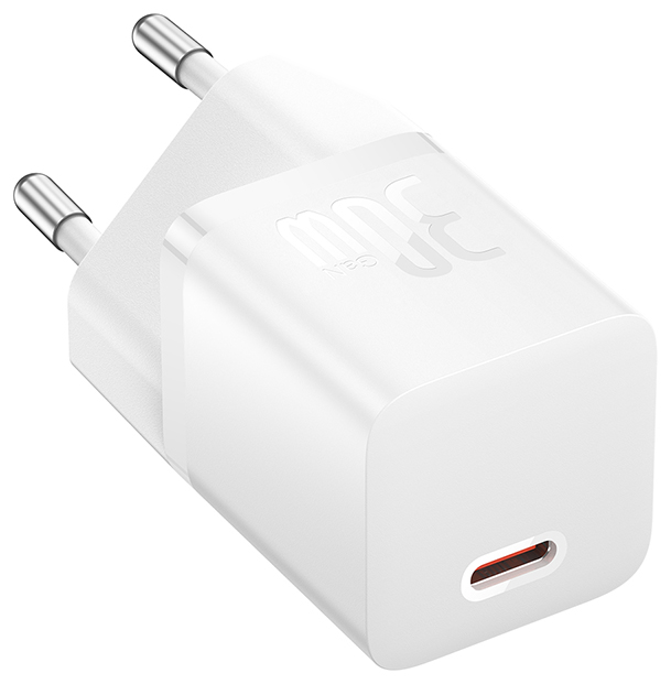 Fehér töltő EU dugóval. USB-C port, 30W a fronton. Fehér háttér.