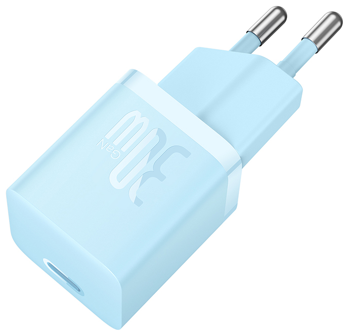 Egy világoskék Baseus 30W-os töltő USB-C porttal és két csatlakozóval.