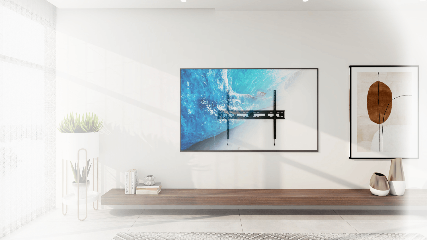 Un televisor montado en una pared blanca sobre una consola de madera con decoración.