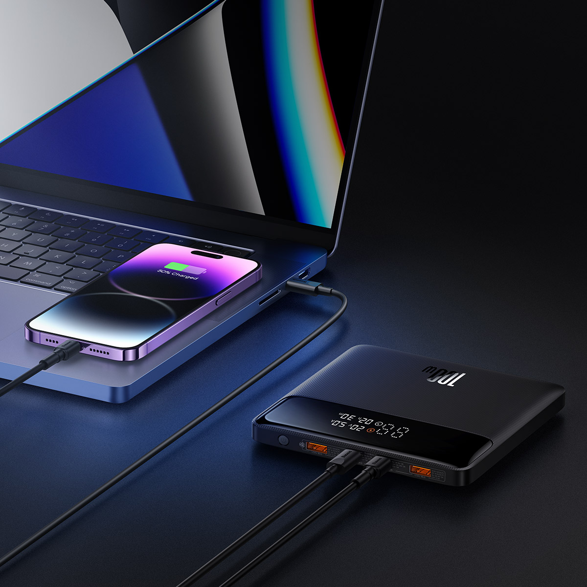 Telefon töltése laptopon power bankkel.