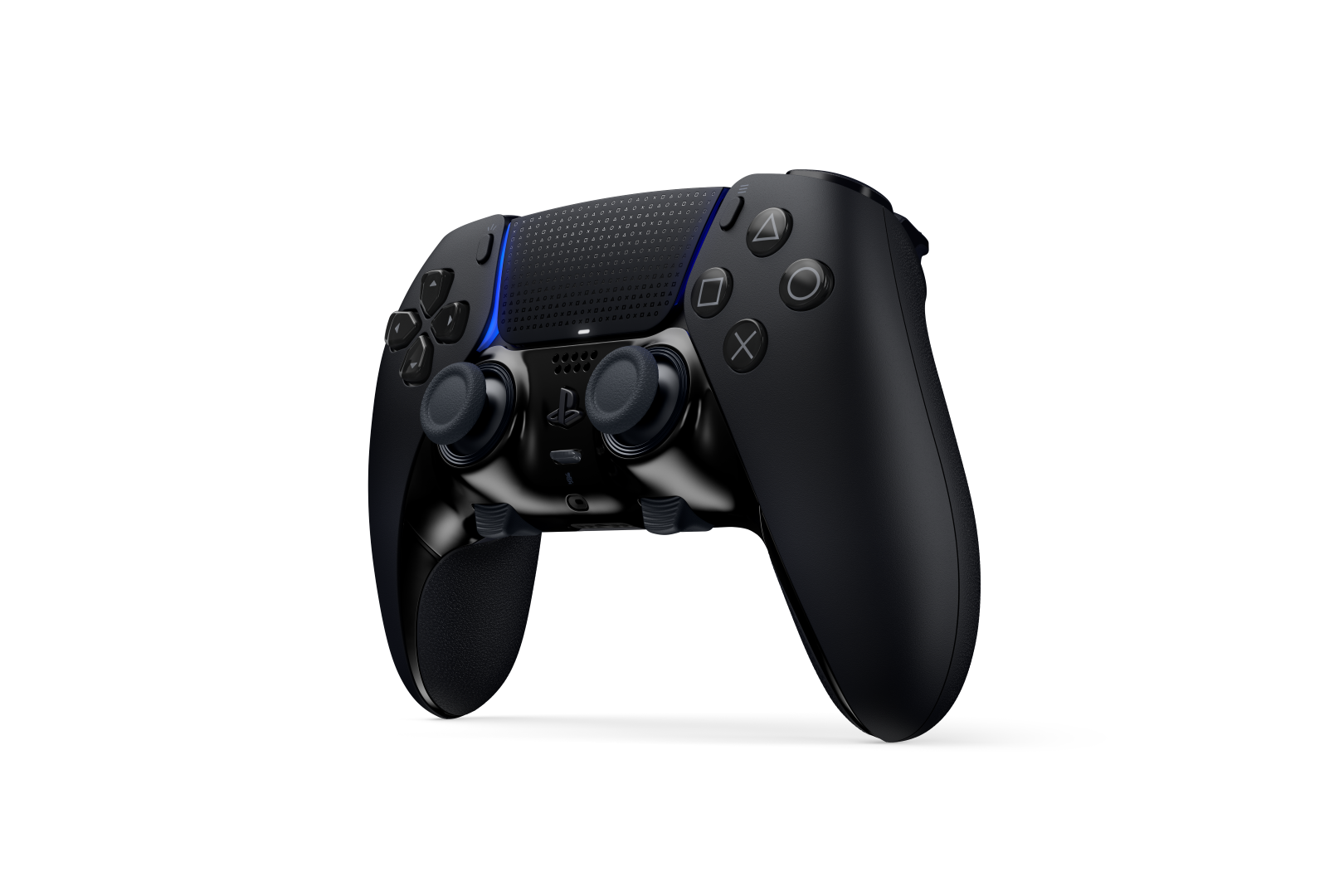 Czarny kontroler PS5 na czarnym tle, z widocznymi przyciskami.