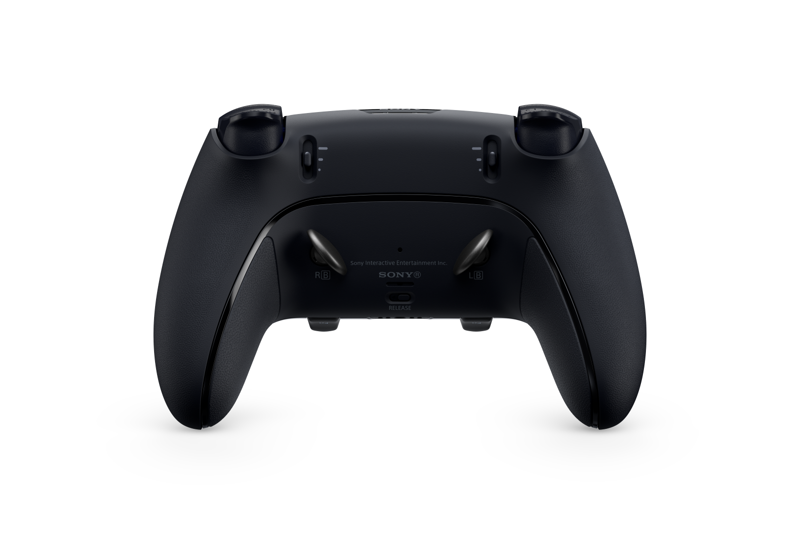 Tył czarnego kontrolera Sony PlayStation, z widocznymi przyciskami i spustami.
