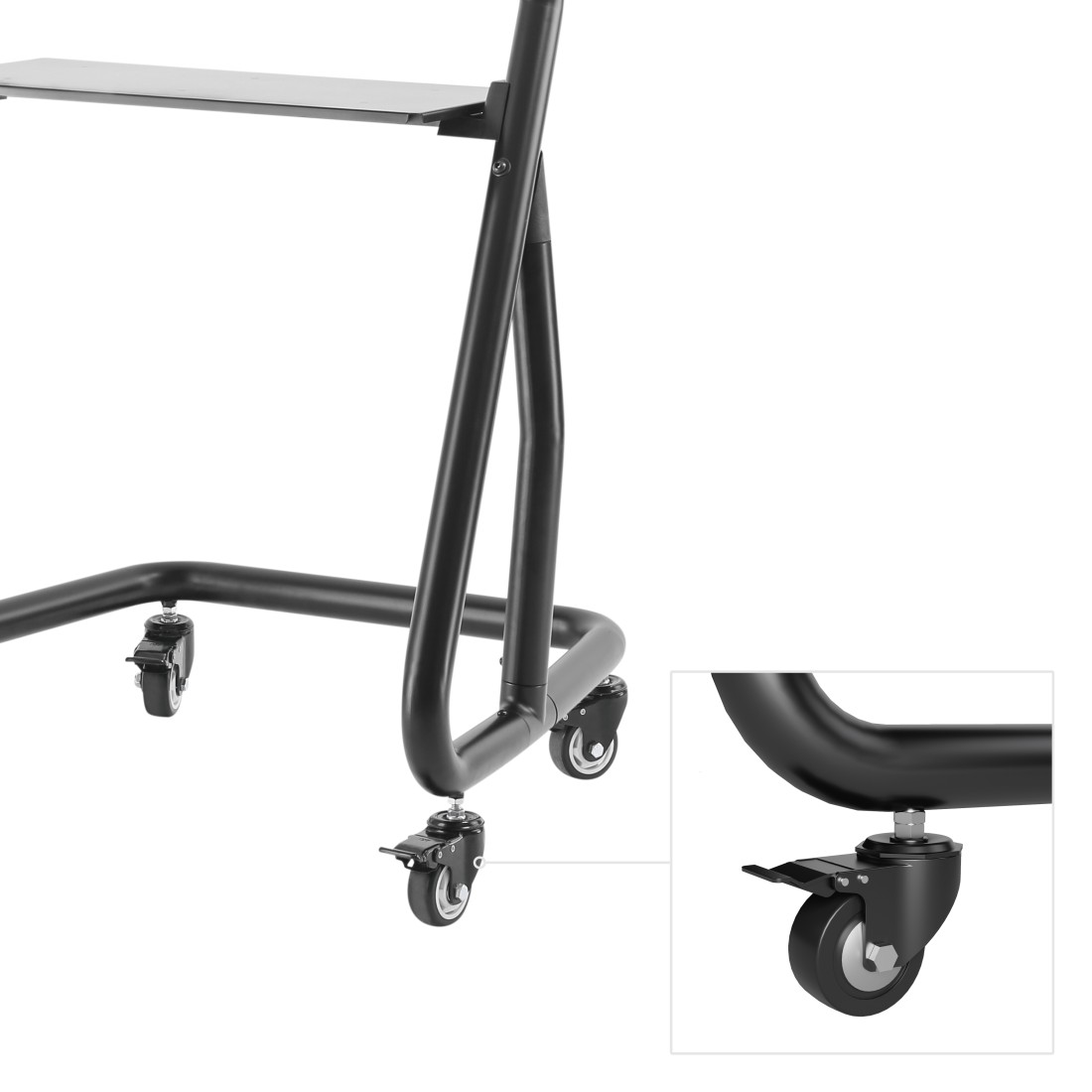 Nahaufnahme eines schwarzen Rollständers mit Rädern. Räder haben einen Verriegelungsmechanismus. Der Ständer ist für einen Schreibtisch.