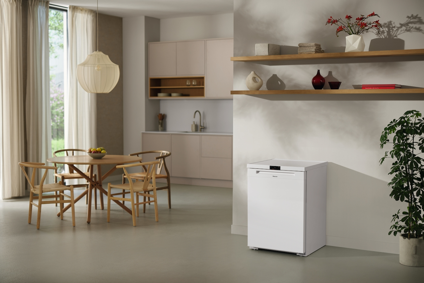 Moderne Küche mit Esstisch, Stühlen, Kühlschrank und Pflanzen.