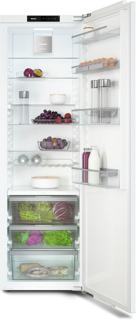 Ein offener Kühlschrank mit Obst, Gemüse, Eiern und Wurstwaren auf Regalen.